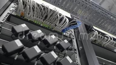 许多功能强大的服务器运行在数据中心服务器机房.. 数据中心的许多服务器。 有很多服务器